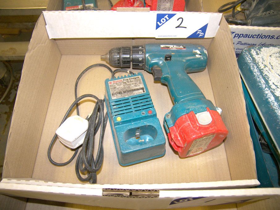 Makita 6227D 12v battery drill with charger