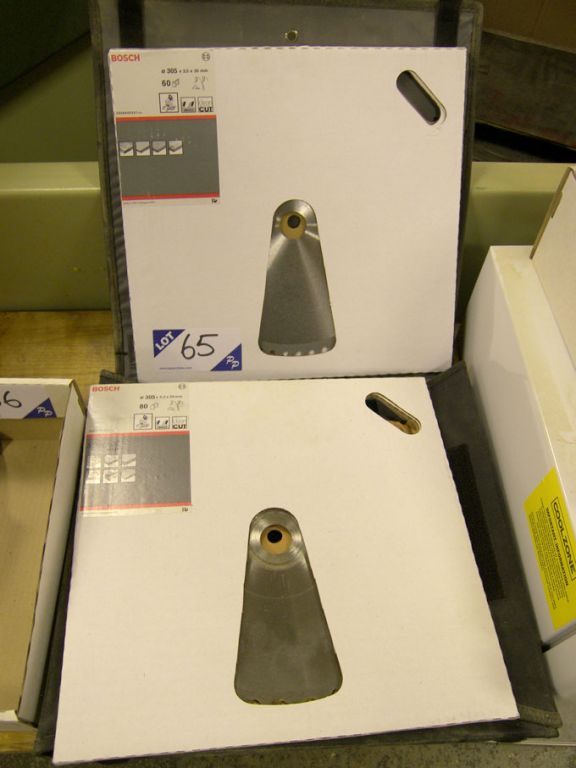 2x Bosch 305x2.5x30mm saw blades in case (1x unuse...