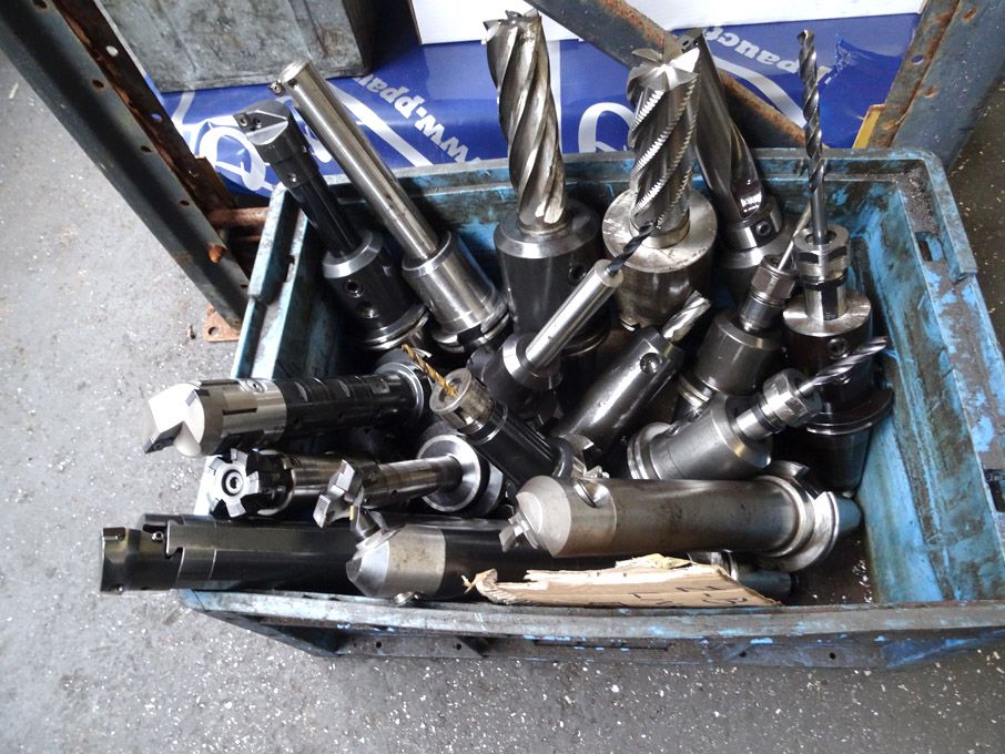 AMEND: 17x Cat 50 tool holders in plastic storage...