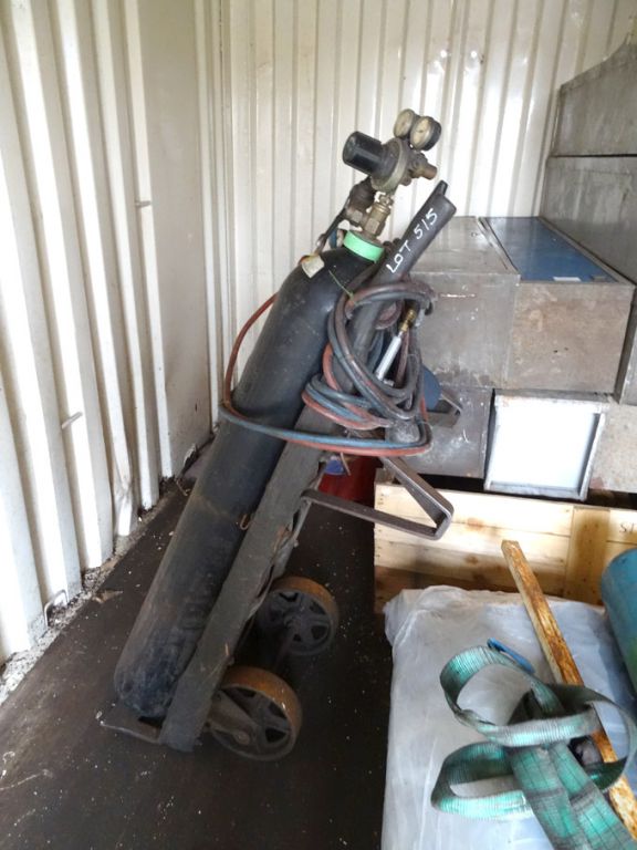 Welding bottle trolley with torch, pipes & regulat...
