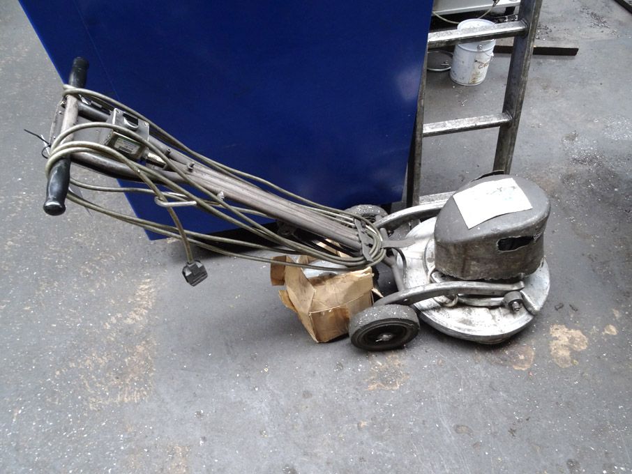 AMEND: Mobile floor scrubber with spare brush