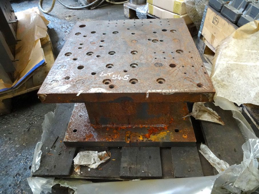AMEND: Machine fixture pedestal