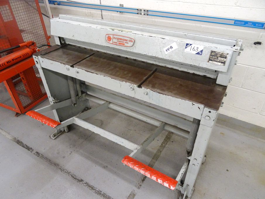 Edwards 4ft x 16swg treadle guillotine.