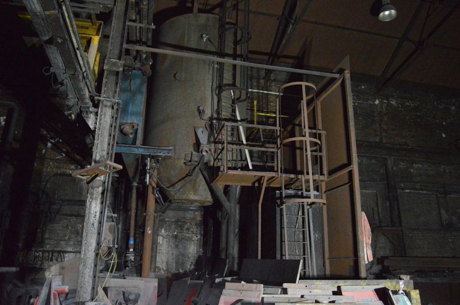 Sand silo with blower unit