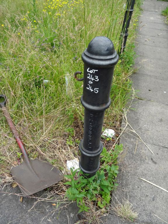 10x Russell cast iron fence posts