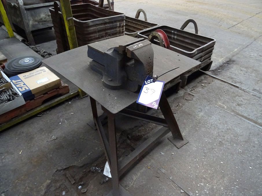 Record No25, 6" bench vice on heavy duty tri legge...