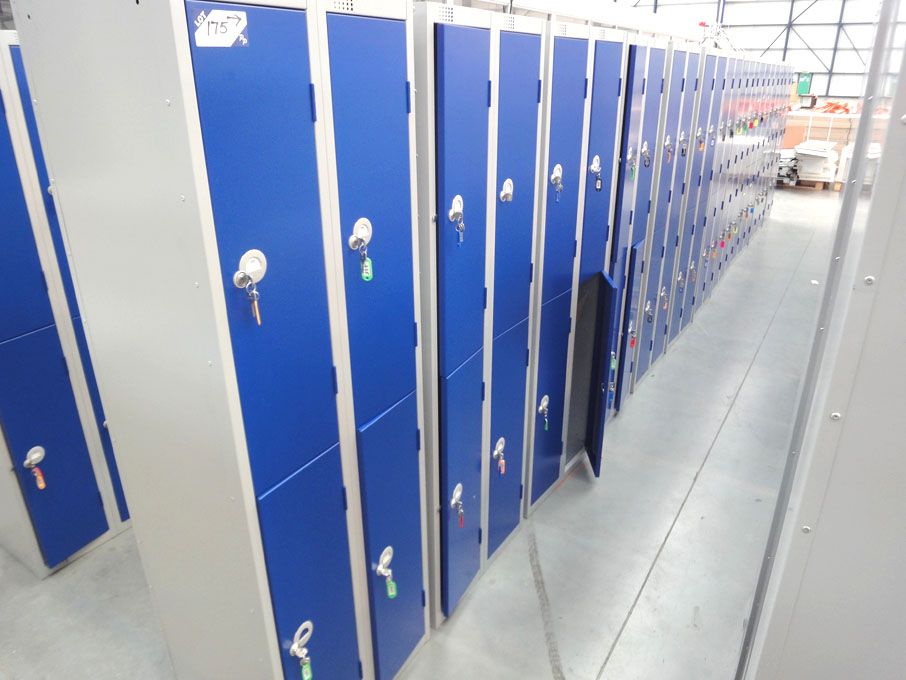 25x Elite twin station grey / blue metal lockers,...