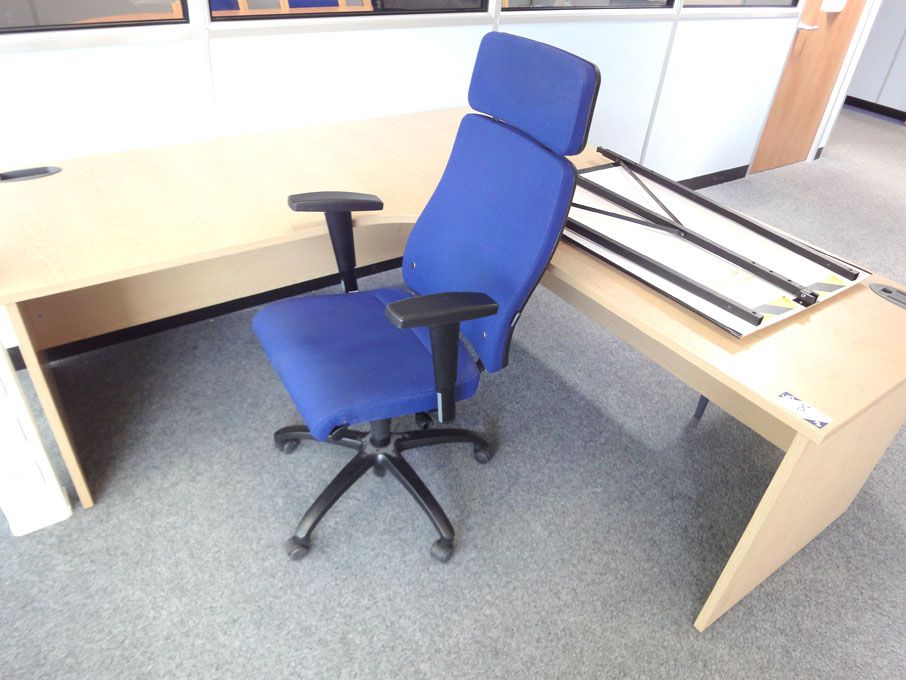 3x Morris Office 2000x2000mm corner light oak desk...