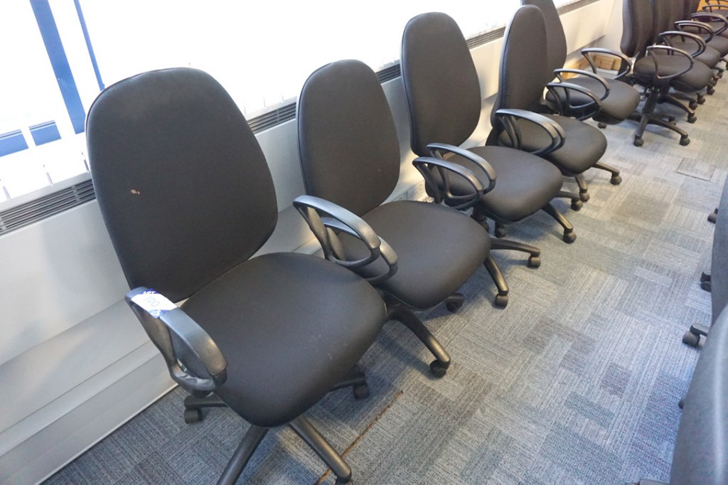 5x black upholstered swivel office chairs