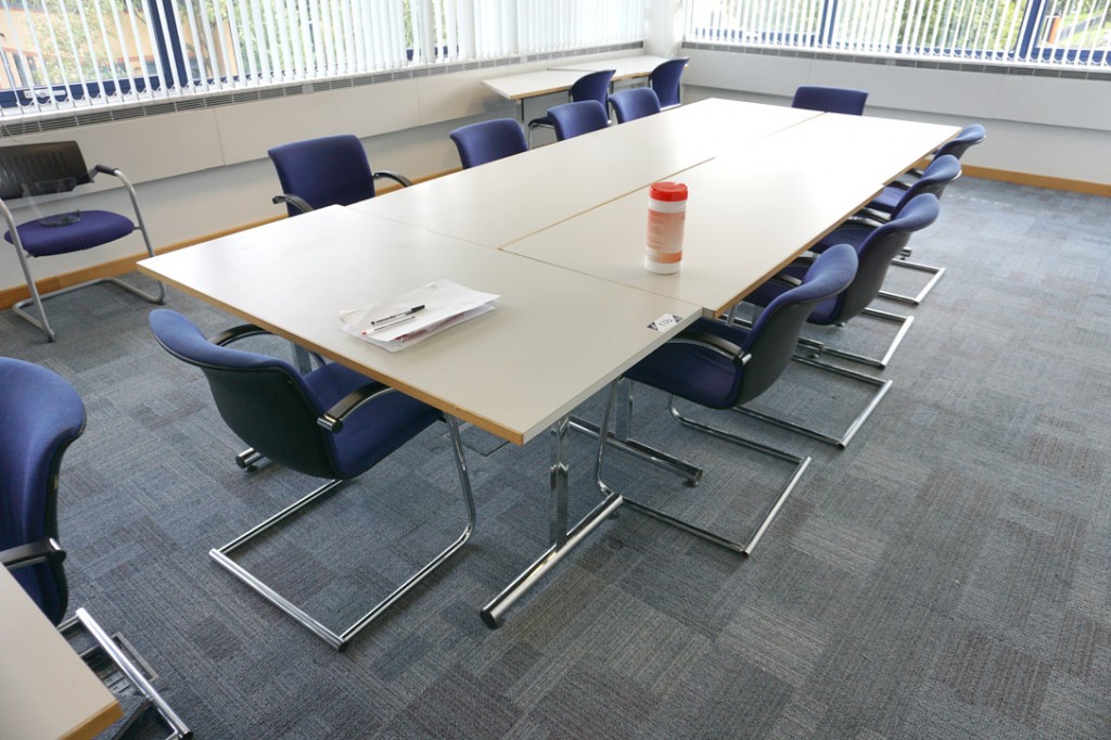 5x grey top office desks, 1500x750mm with 10x purp...