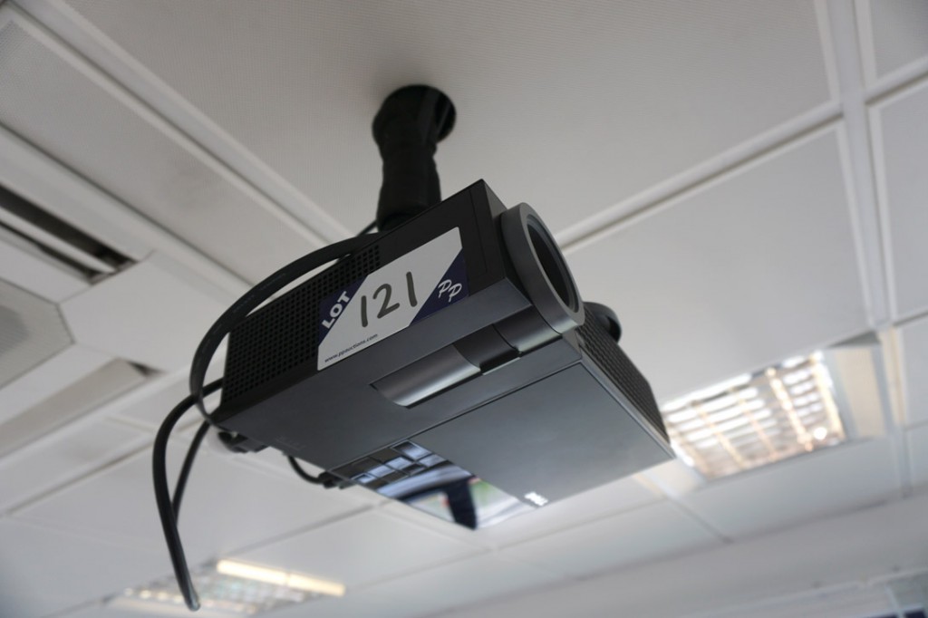 Dell 1610HD overhead projector with Sahara remote...