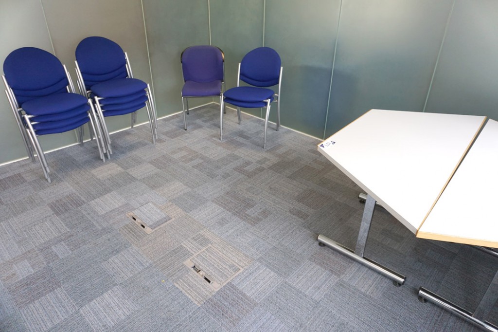 Contents of office inc: 2x grey top trapeze desks,...