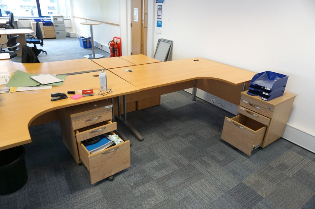 3x various L-shape office desks, 1600x1200mm inc:...