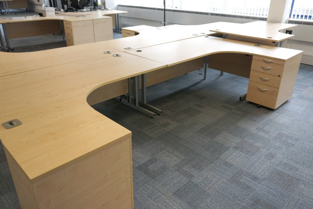 6x Triumph maple 1800x1200mm L-shape office desks,...