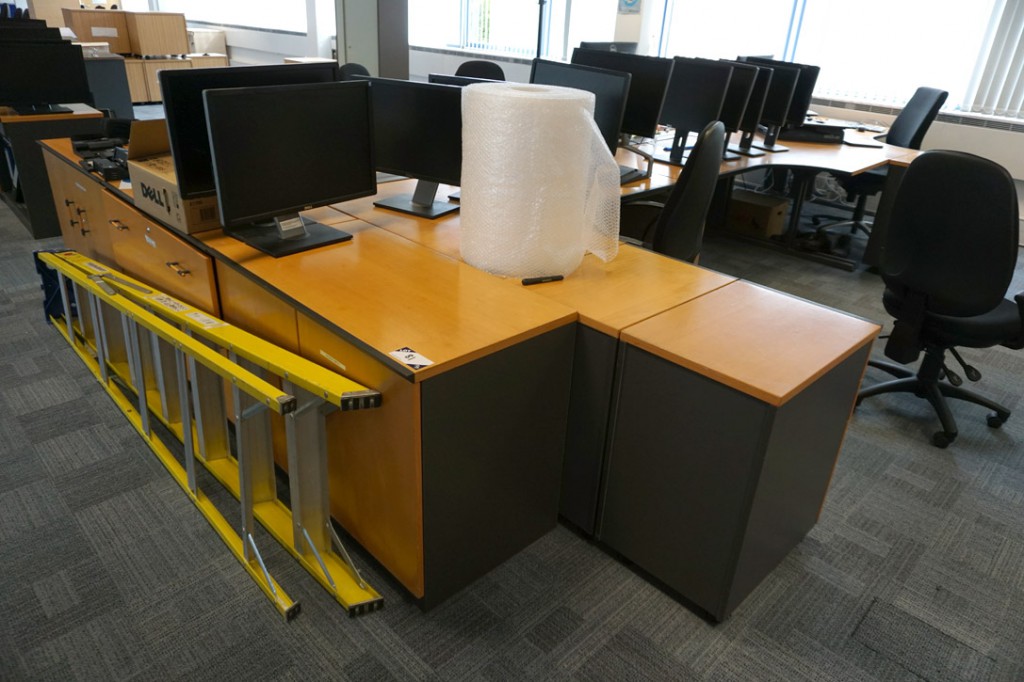 6x beech / black L-shape office desks inc: 3 drawe...