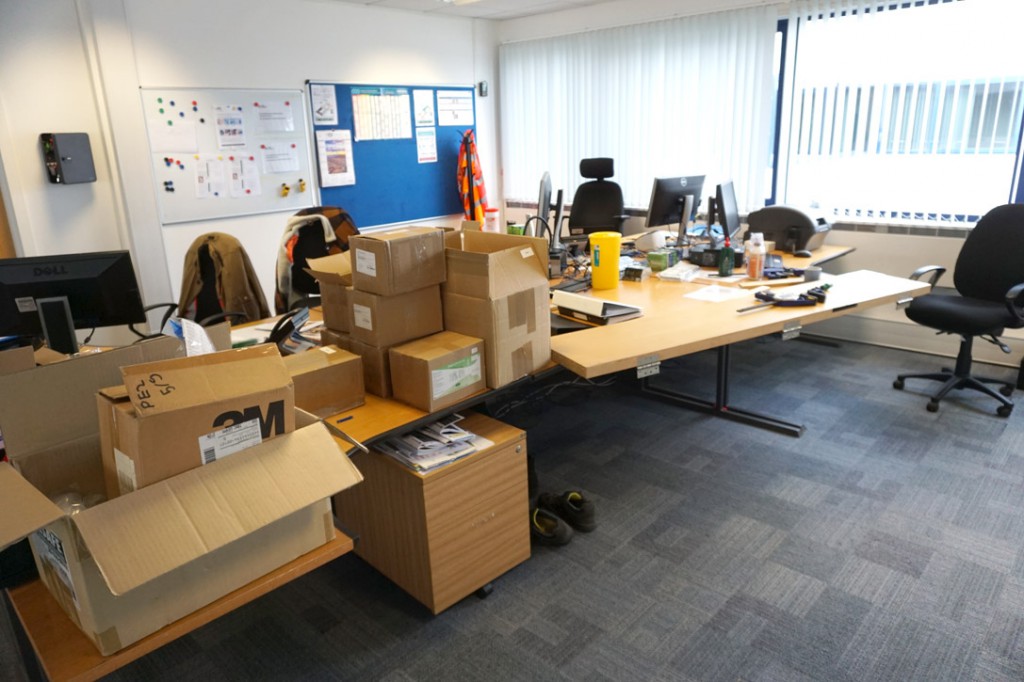 6x beech / black L-shape office desks inc: 3 drawe...