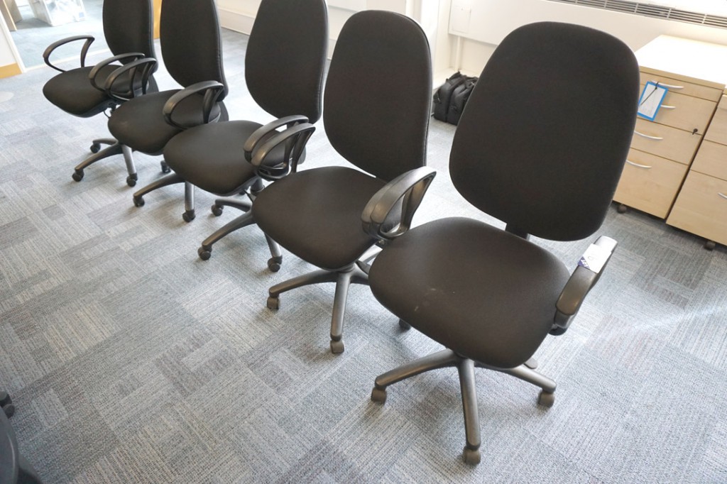 5x black upholstered swivel office chairs