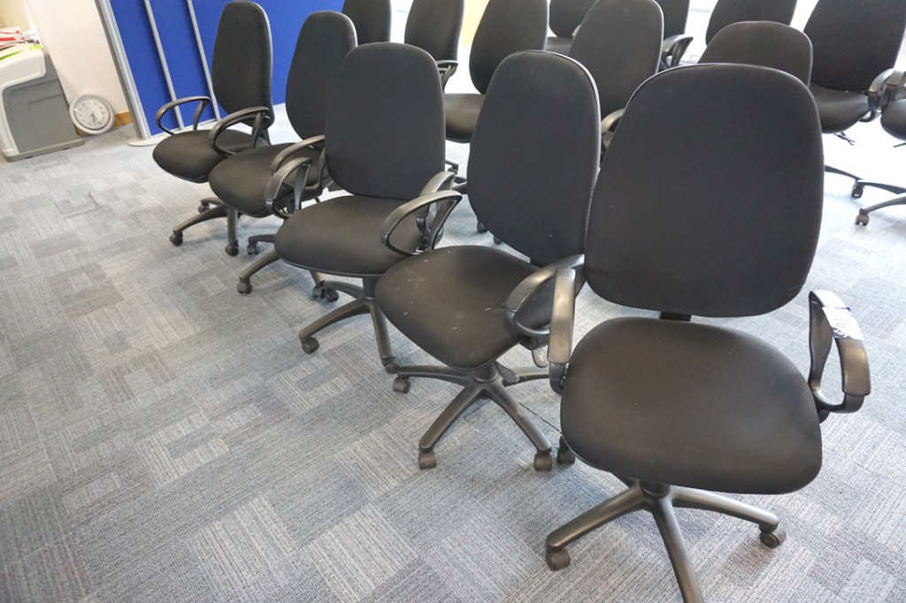 5x black upholstered swivel office chairs