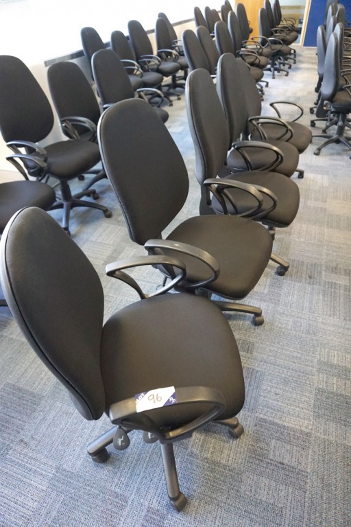 5x black upholstered swivel office chairs