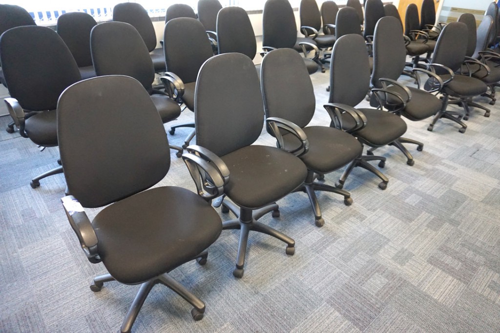 5x black upholstered swivel office chairs
