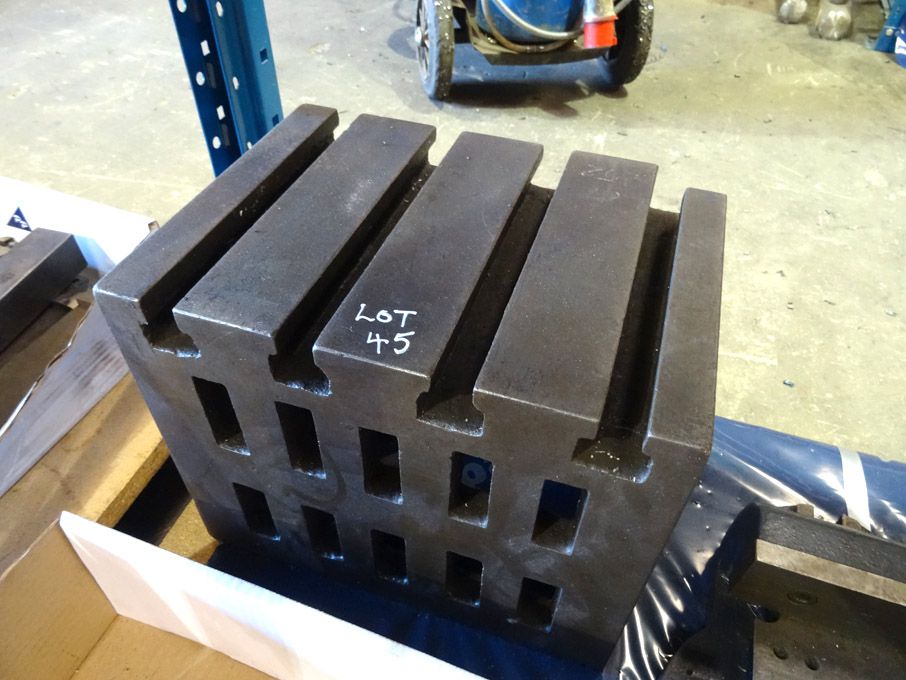 300x230x250mm CI 'T' slotted cube