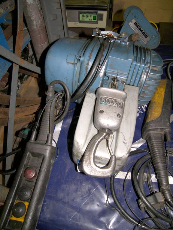 Demag 500kg electric chain hoist, pendant control