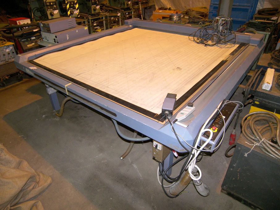 Wild Leitz vacuum table cutting machine, twin head...