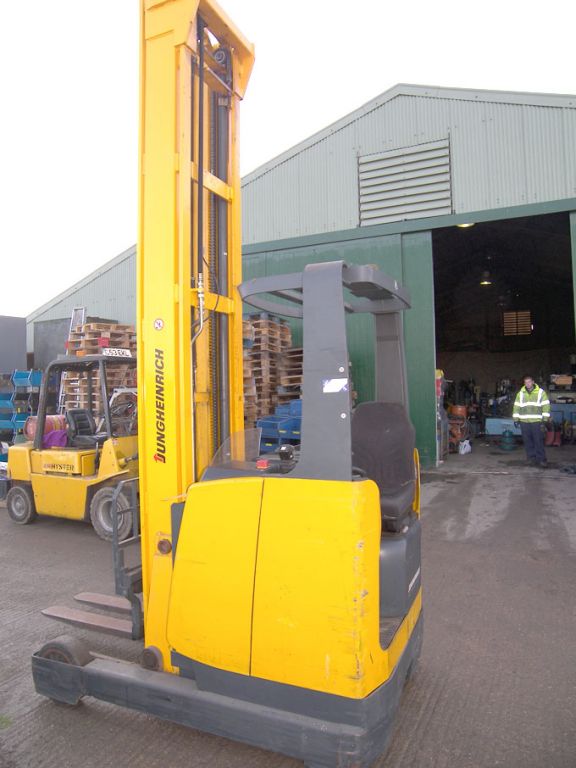Jungheinrich ETV320 electric side loader / reach t...