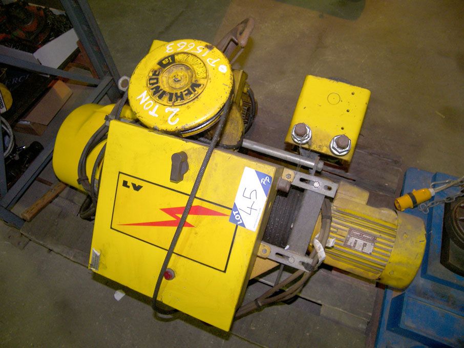 Verlinde 2 ton electric chain hoist, pendant contr...