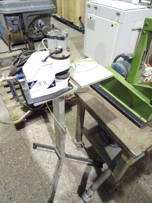 Pneumatic punch on stand - Lot located at: DK Ther...