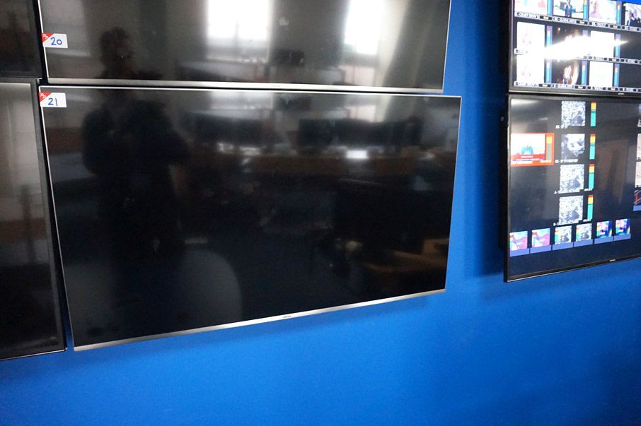 Samsung 49" colour LCD TV