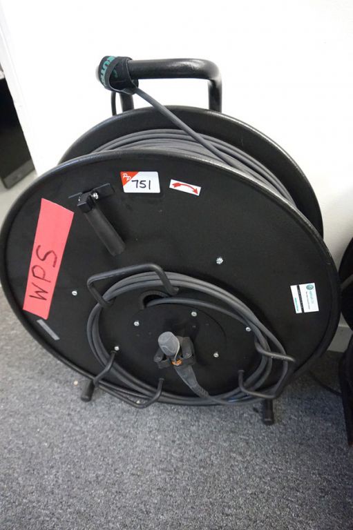 Cable drum with fibre optic patch cable