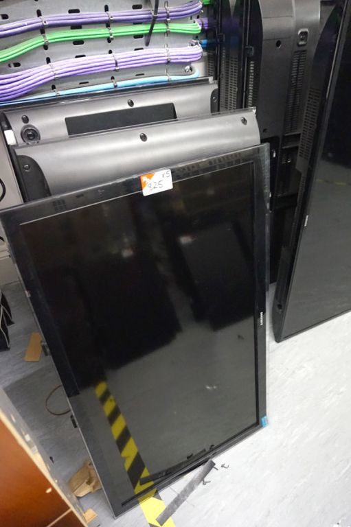 5x Samsung 32" colour LCD TV's