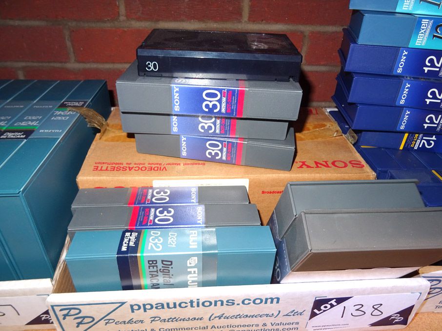 16x Sony, Fujifilm etc 30, D32 Betacam cassettes (...