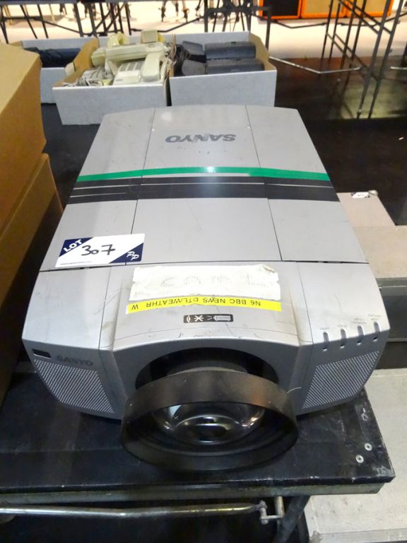 Sanyo PLC-XF 10EL projector