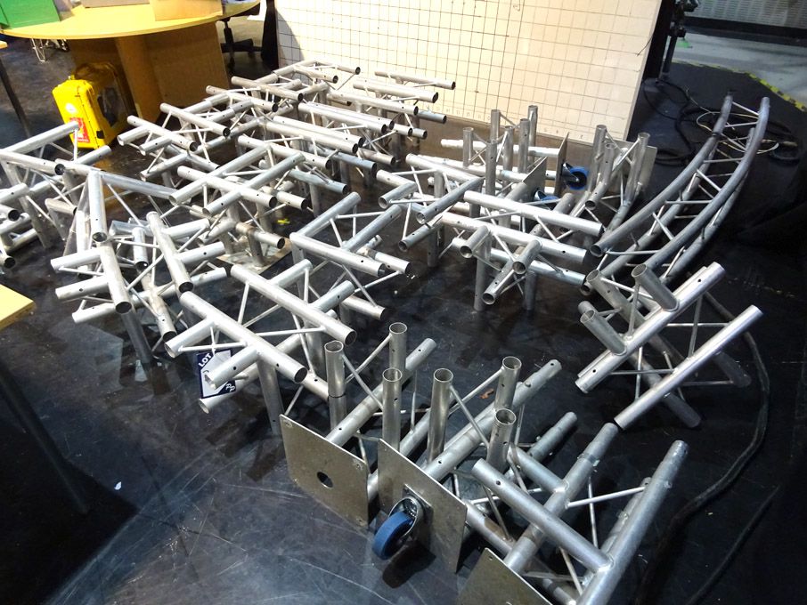 Qty various aluminium Quad trust corner sections