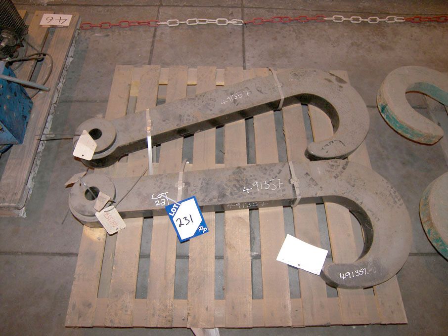 Pair crane hooks on pallet