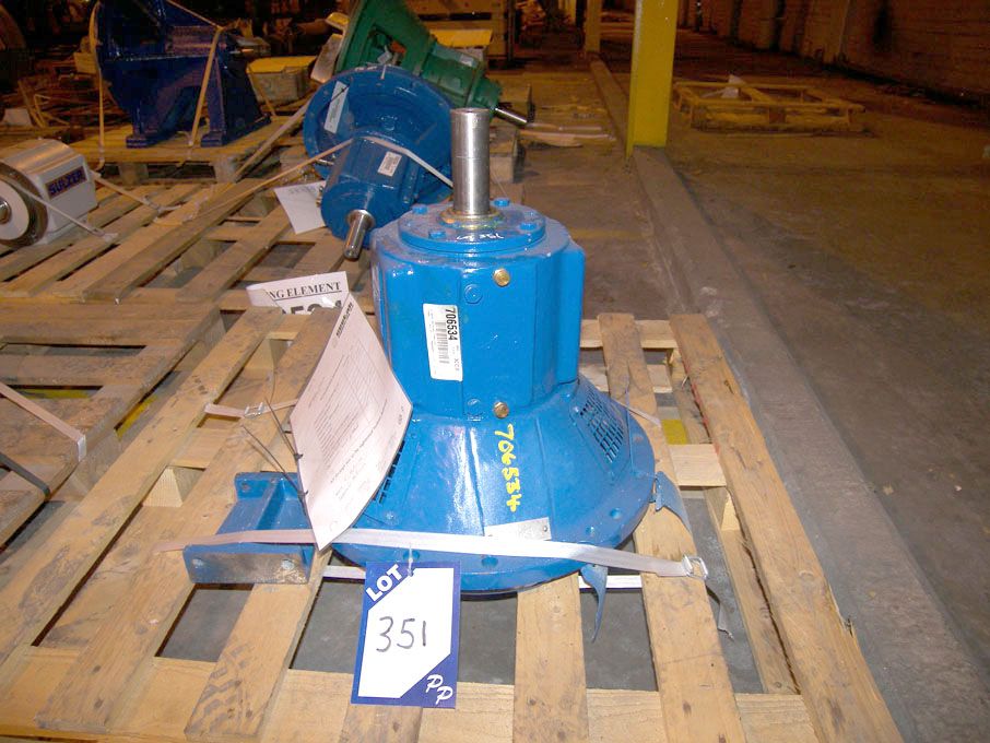 Similar pump rotating element on pallet