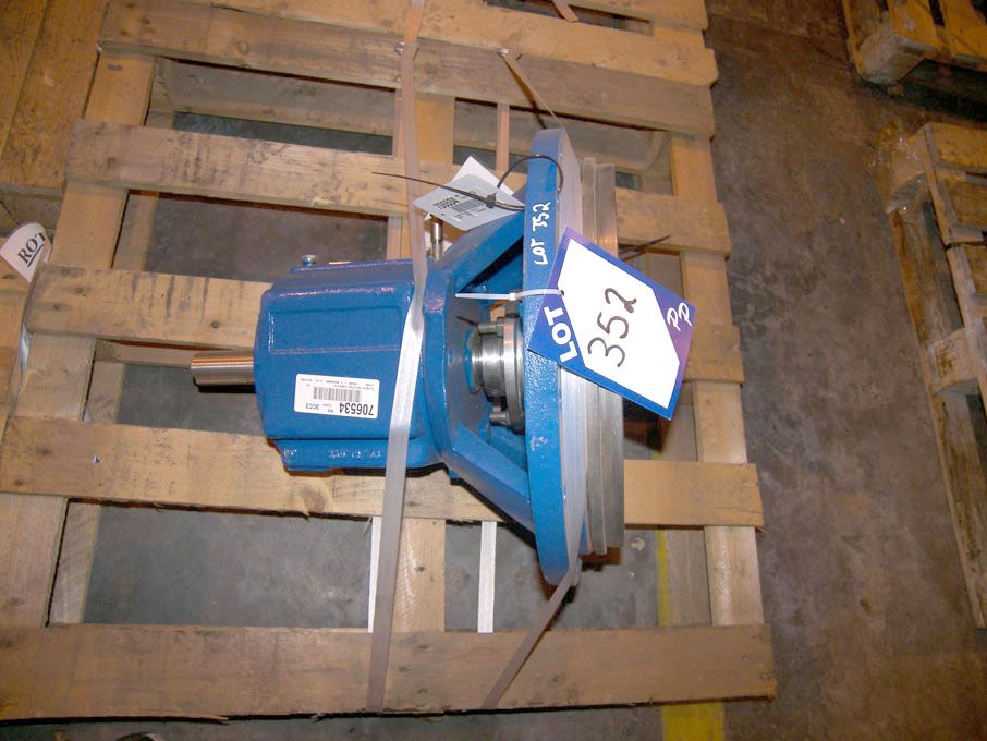 Similar pump rotating element on pallet