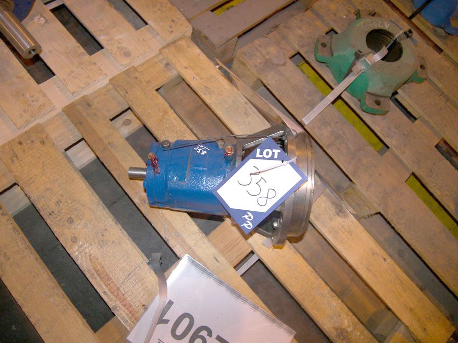 Similar pump rotating element on pallet