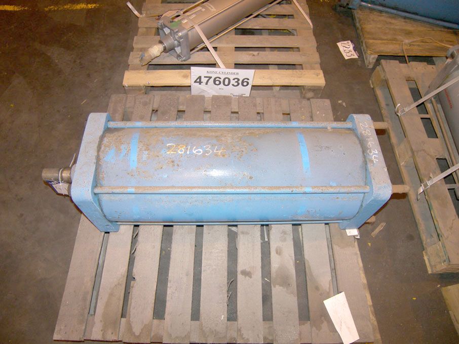 Similar hydraulic cylinder on pallet
