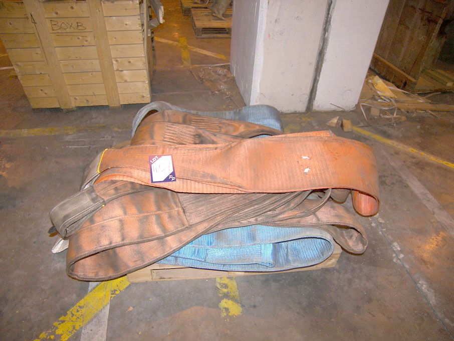 Qty various lifting straps on pallet