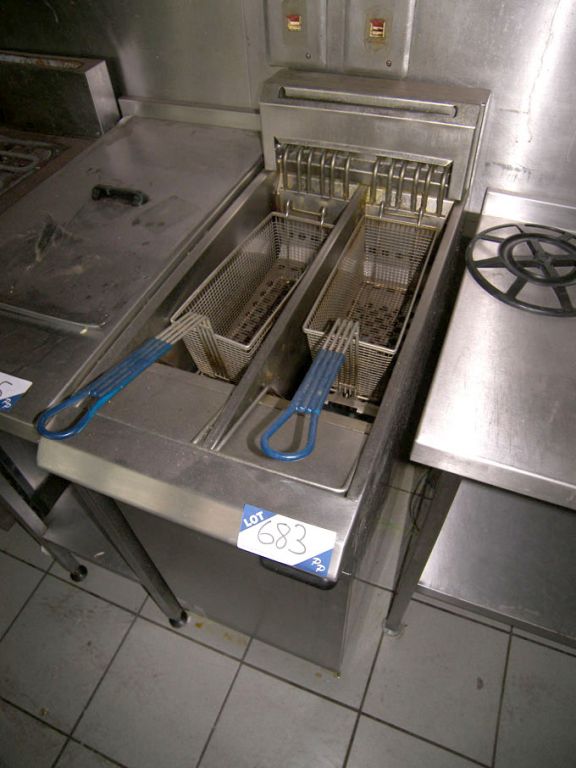 Blue Seal E44M-BK s/s deep fat fryer, twin basket,...