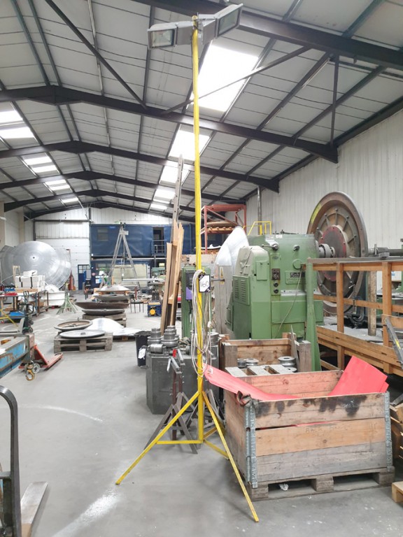 2x LED floodlights on metal stand, 240v - Lot loca...