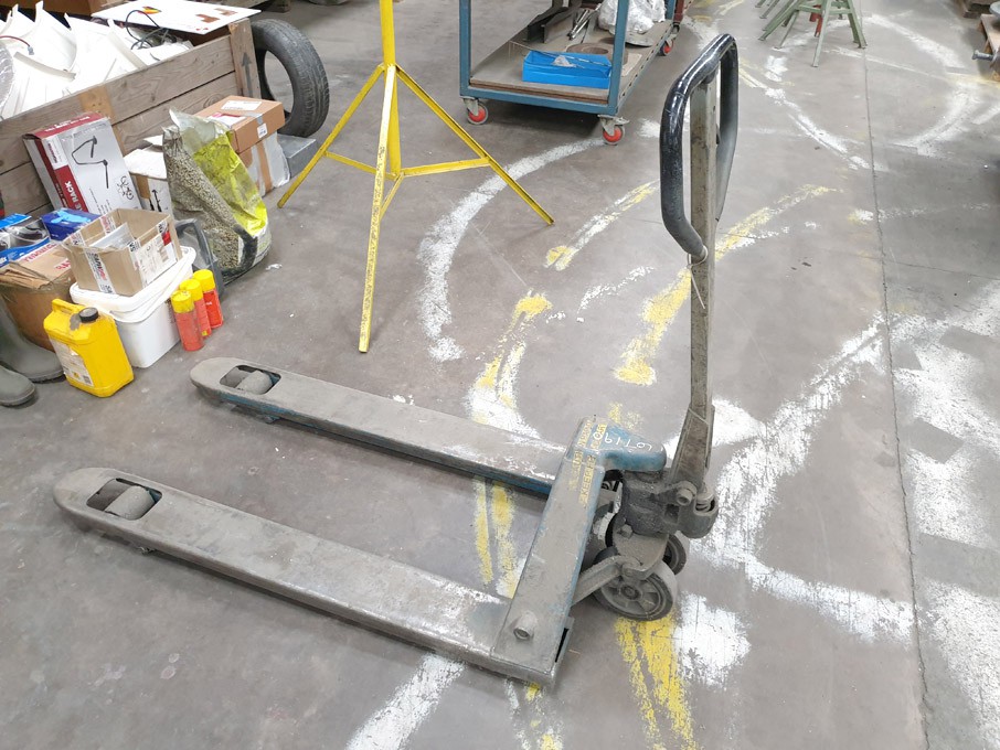 PFAFF manual pallet truck (2001) - Lot located at:...