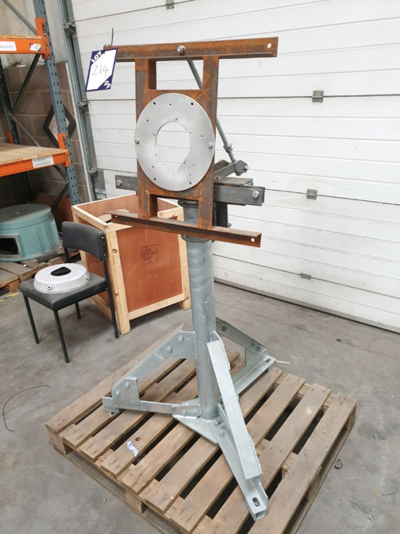 Floor type reflector stand - Lot located at: Unit...