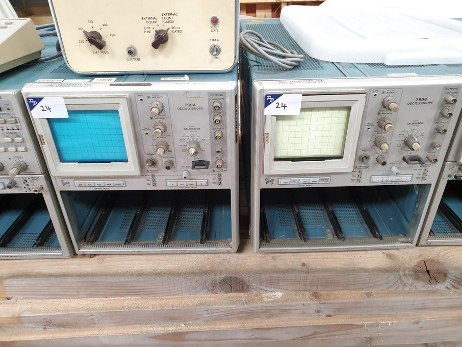 2x Tektronix 7904 oscilloscope mainframe (spares o...