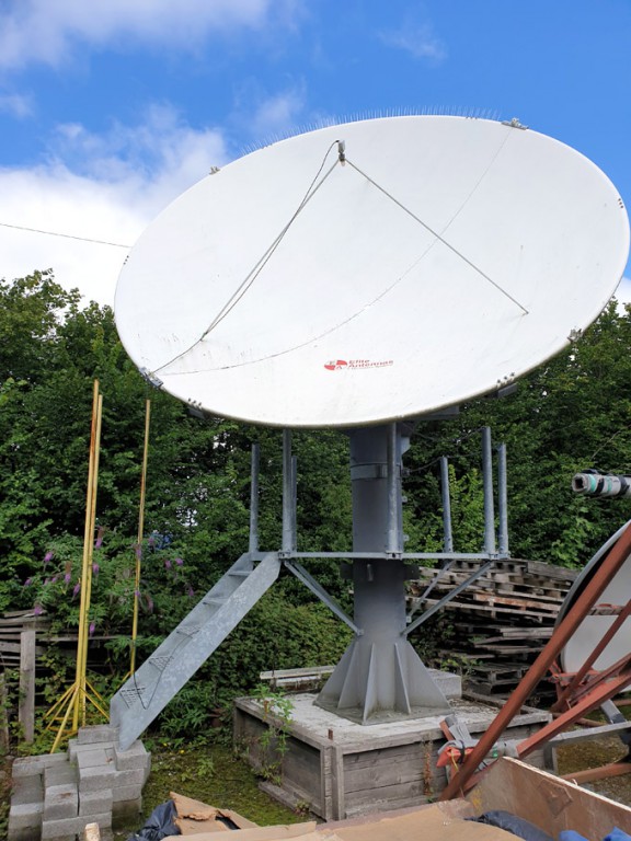 4.5m reflector on positioner with service platform...