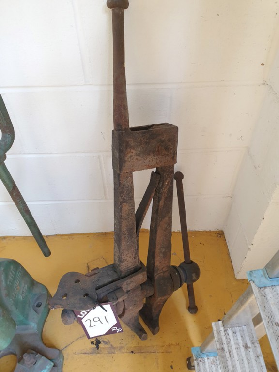 Antique leg vice - Lot located at: Baron Cross, Le...