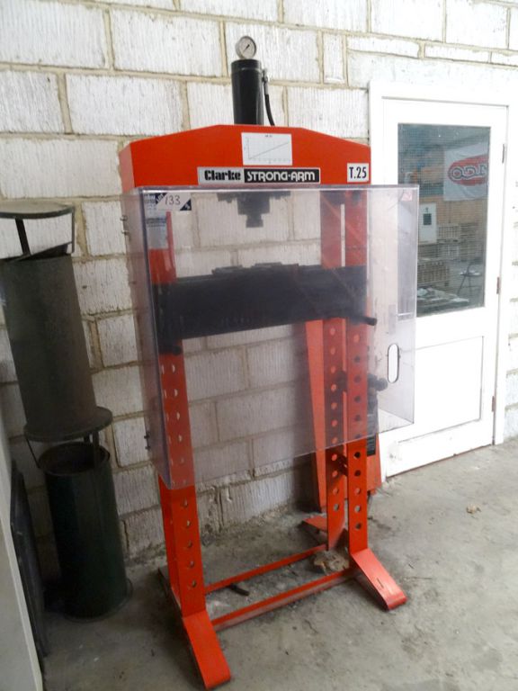 Clarke StrongArm AHP25 garage press, 25ton capacit...